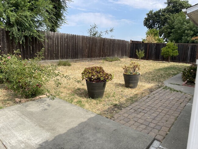 Building Photo - 1301 Brookview Dr