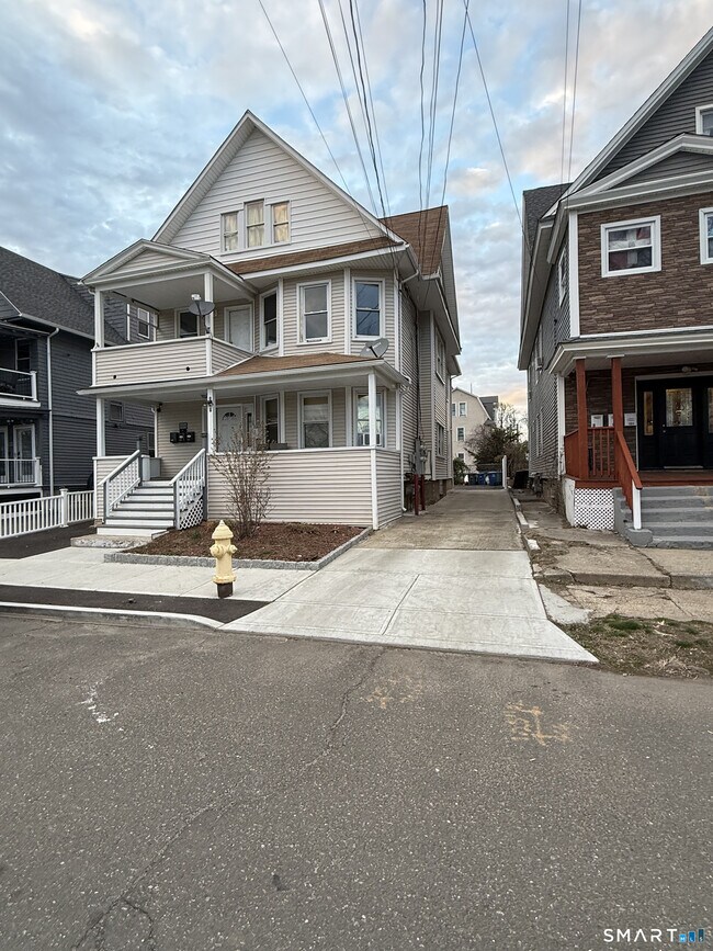 Building Photo - 127 Eagle St