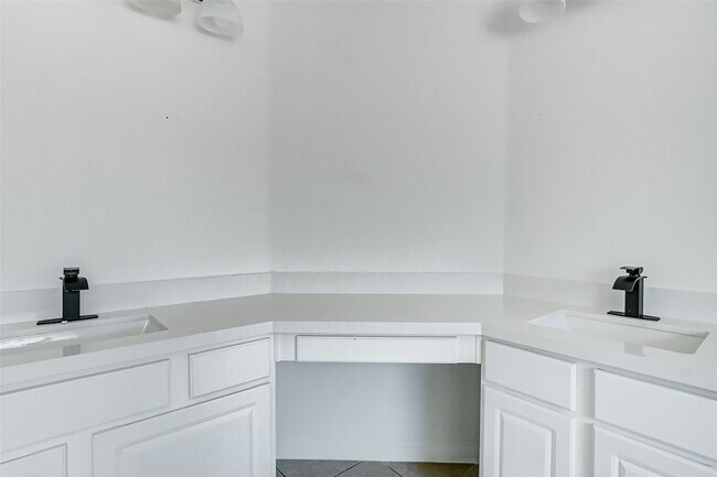 Building Photo - 15806 Land View Dr