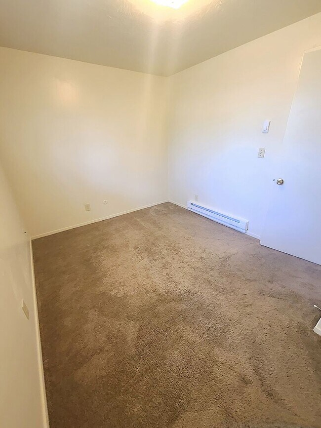 Building Photo - 2 bed 1 bath two-story townhome neat Whitewater Park in Boise!