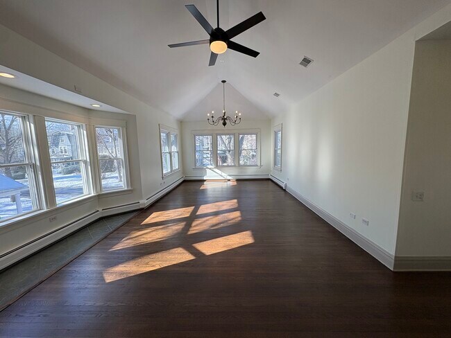 Building Photo - 416 N Grove Ave