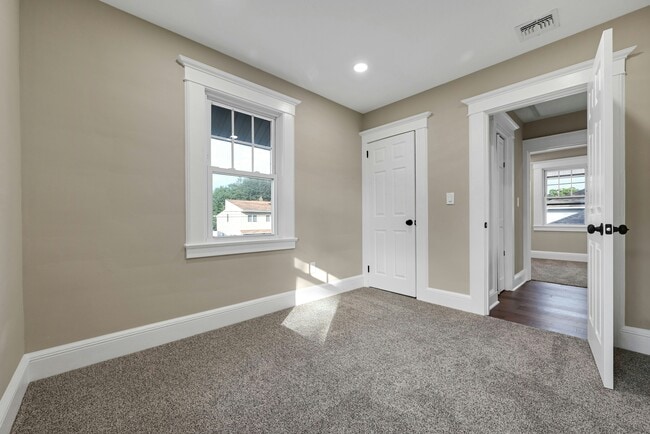 Building Photo - 25 Marinus St