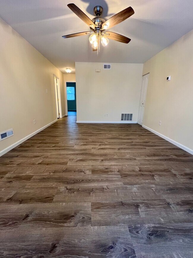 Building Photo - Gorgeous 1st Floor Apartment in Telford with Parking Spot! Available NOW!