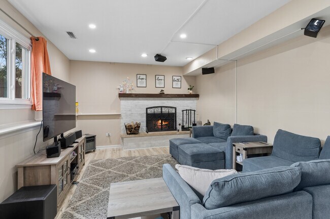 Building Photo - 407 Greenfield Rd