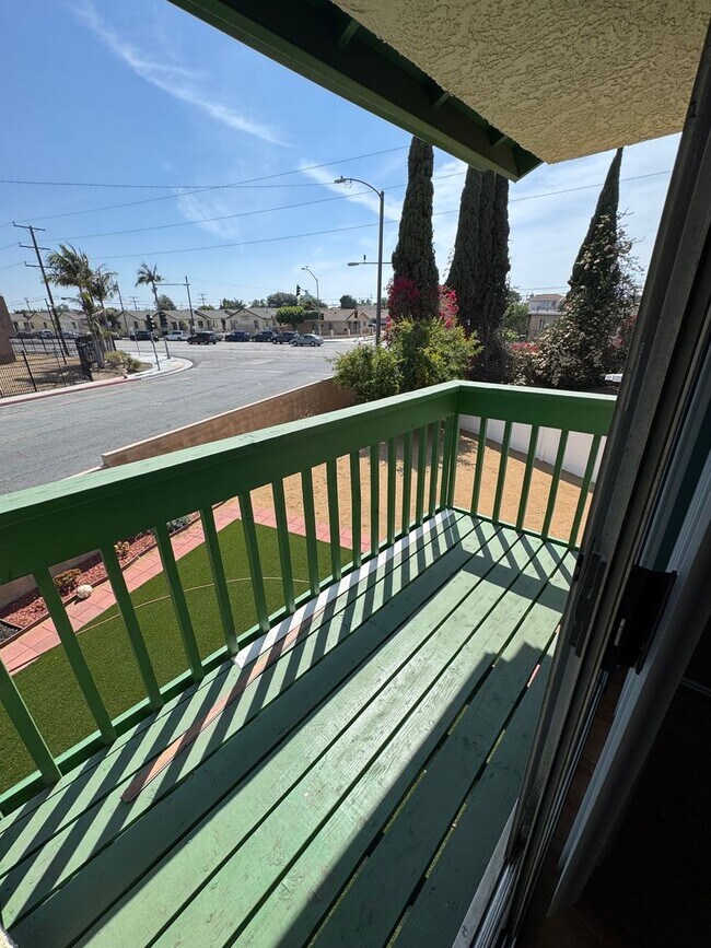 Building Photo - Move in Ready - Spacious 3 bed 2 bath Upda...