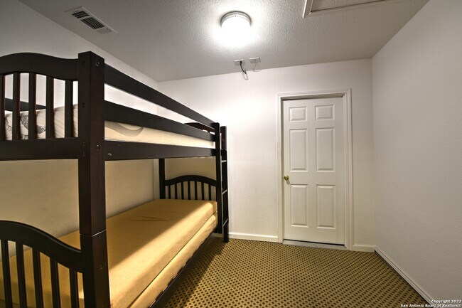 Building Photo - 3202 Eisenhauer Rd