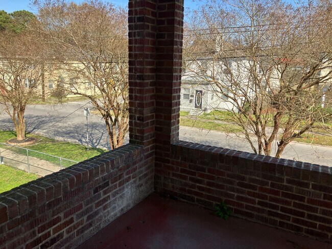 Building Photo - Three Bedroom Condo - Centrally Located Suffolk!