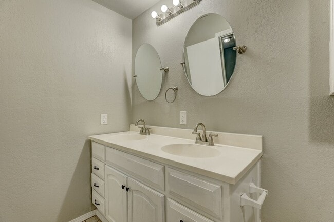 Building Photo - 3 bed 2 bath home in MWC