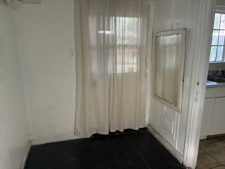 Building Photo - 805 N Maple St