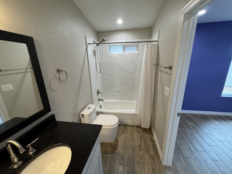 Building Photo - 1558 W 5th St