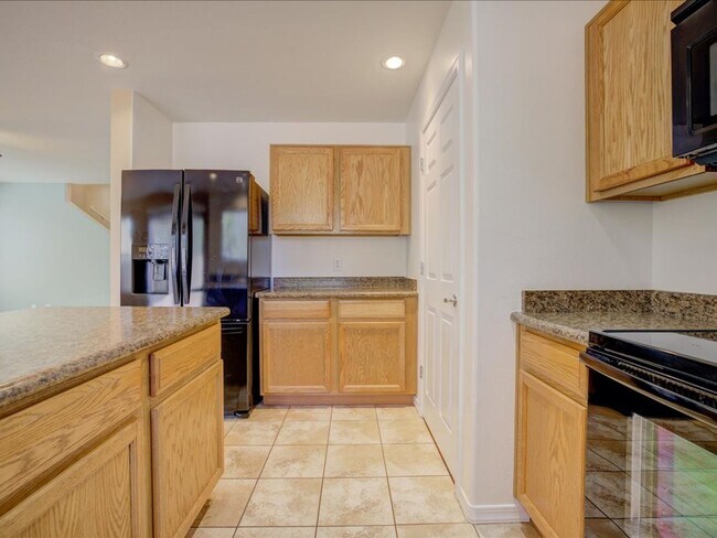 Building Photo - 3 Bedroom 2.5 Bathroom