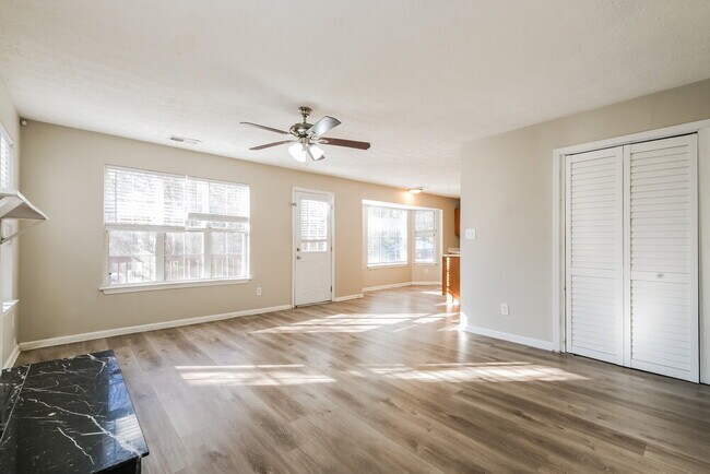 Building Photo - 100 Old Surrey Ct