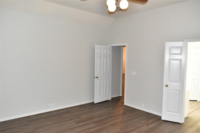 Building Photo - 11111 Sprucedale Ct