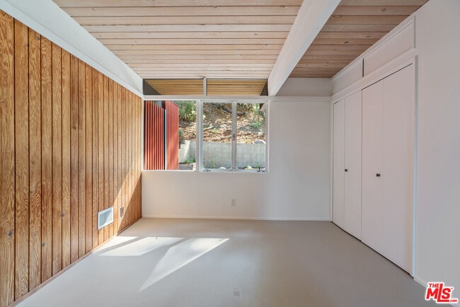 Building Photo - 1404 Oak Grove Dr