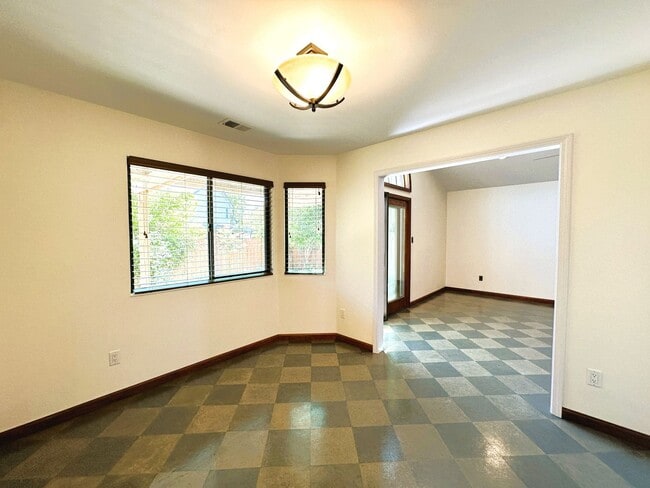 Building Photo - 1413 Magnolia Ave