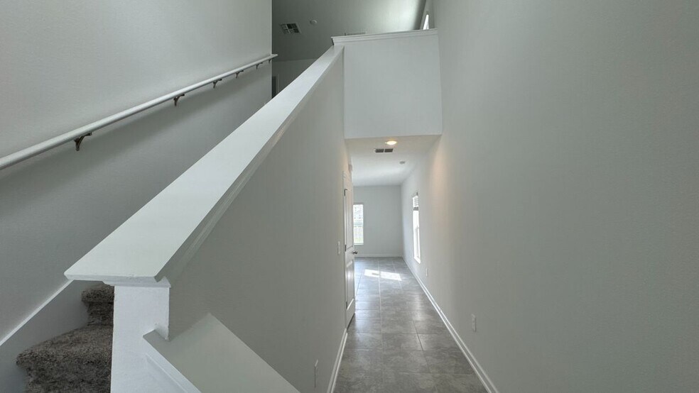 Building Photo - 3430 Howell Dr