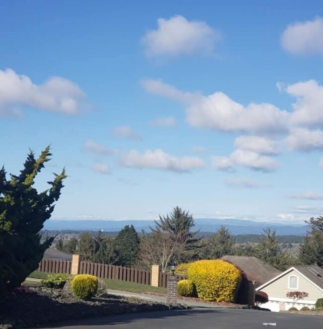Building Photo - Custom Home on Humboldt Hill in Ocean Poin...