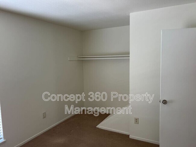 Building Photo - 13525 3/4-13524 Village Dr