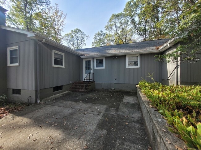 Building Photo - 5 Laurel Dr