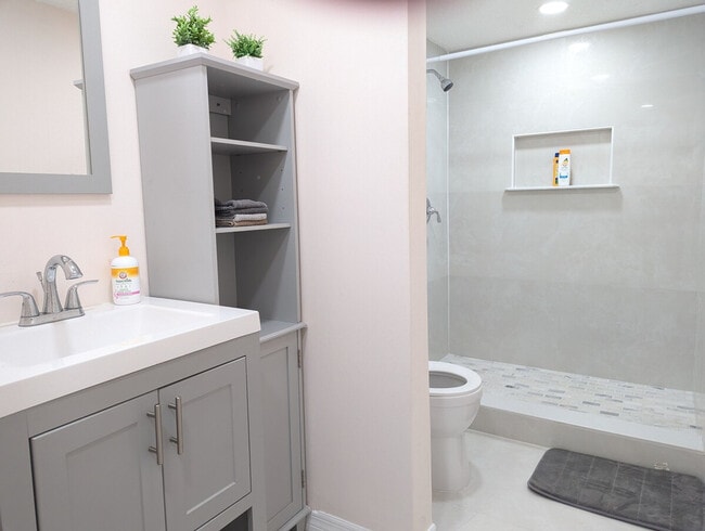 Building Photo - 2945 SW 18th St