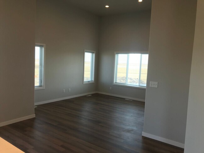Building Photo - 4 Bed 2.5 Bath Single Family Home
