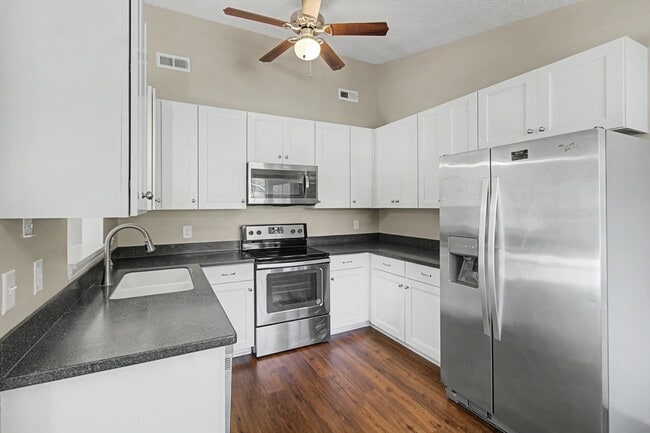 Building Photo - 1384 Forest Lake Dr