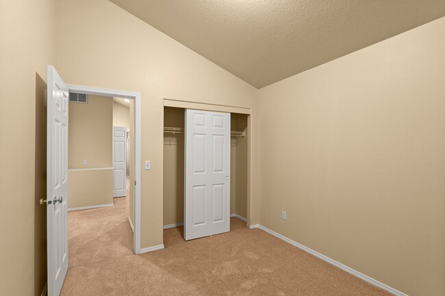 Building Photo - Kelly Creek 3 Bedroom Townhome