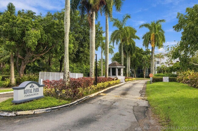 Building Photo - 113 Royal Pk Dr