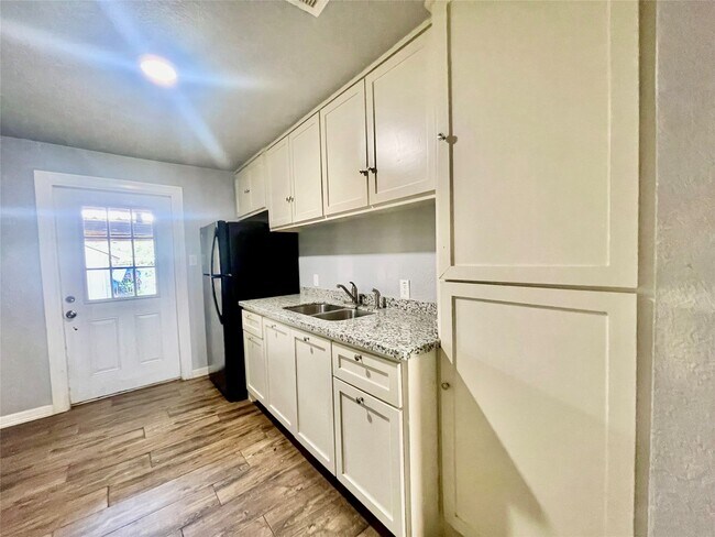 Building Photo - 6803 Bloom Dr