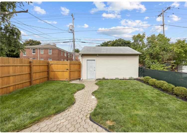 Building Photo - 141 S 75th St