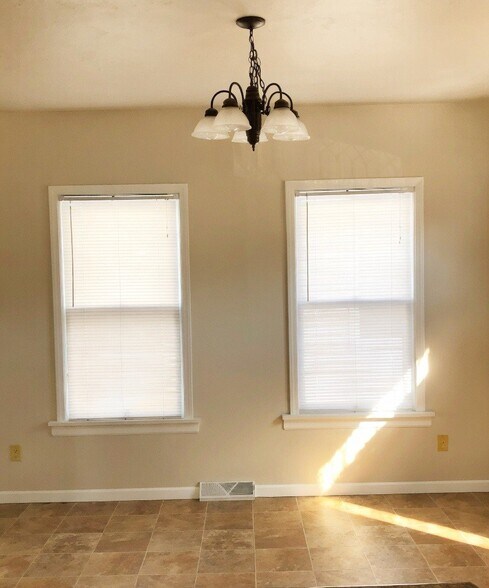 Building Photo - 305 S Van Buren St