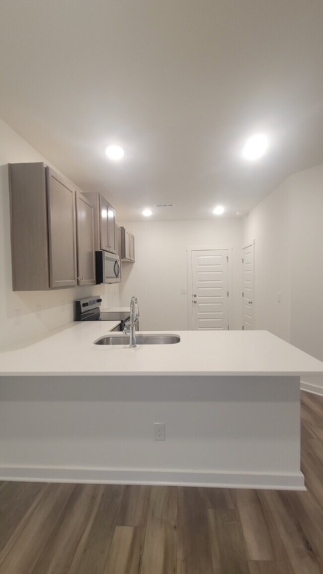 Building Photo - "Charming Newly built 3-Bed Townhouse Retreat with Granite Elegance in Prime Huntsville Location!"