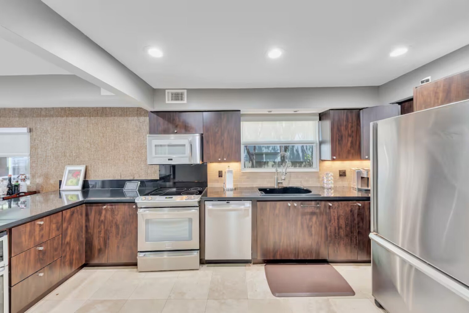 Building Photo - 200 NE 16th Ave