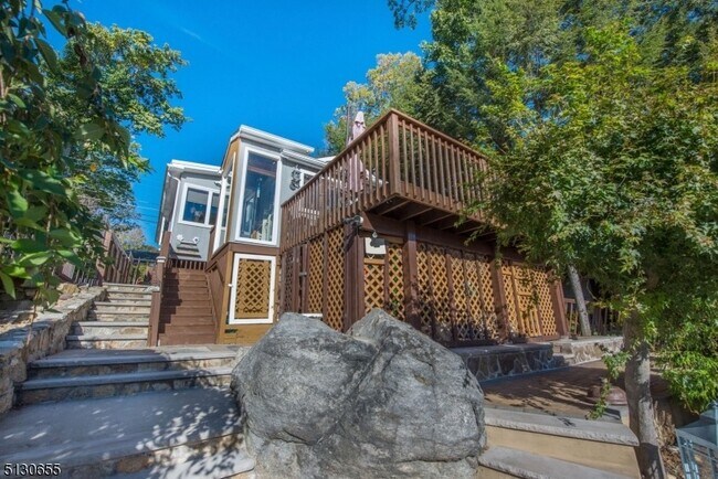 Building Photo - 25 Lake Rd