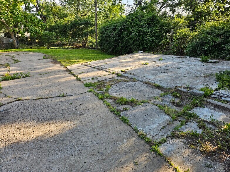 Building Photo - 5240 Highland Ave