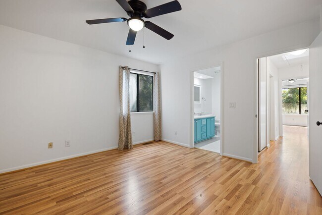 Building Photo - Available now. Beautifully updated 3 BR/2....