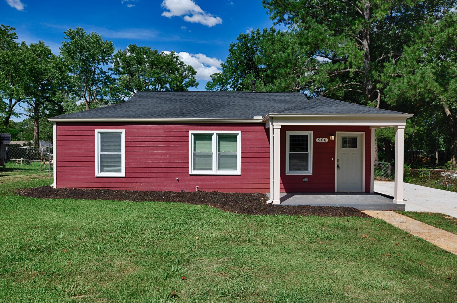 Building Photo - 908 Fairway Dr NW