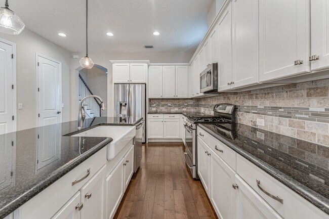 Building Photo - Stunning David weekly designed 3 BR+ OFFICE/ 2.5 BA / 2 Car executive townhouse in Hyde Park / So...