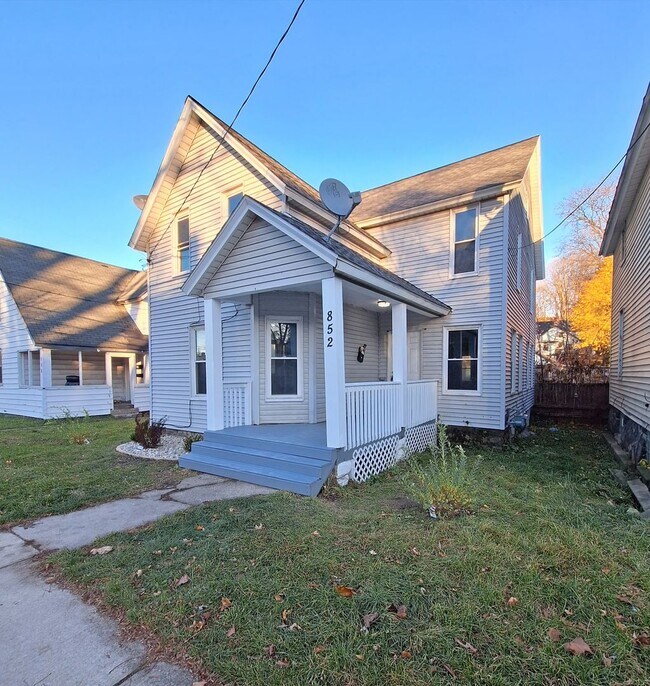 Building Photo - Nicely updated- Four Bedroom Home on the NE side of Grand Rapids!