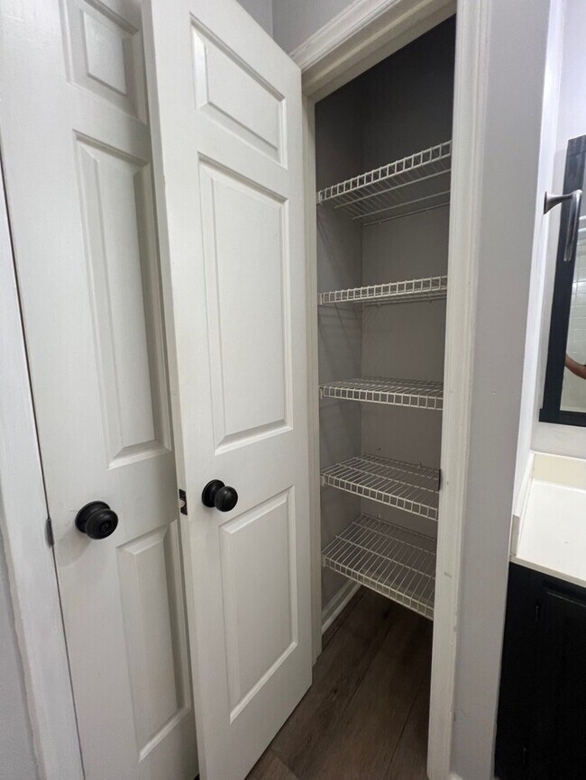 Building Photo - Charming 2-Bedroom in a Highly Sought-Afte...