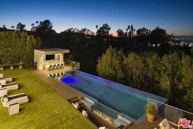 Building Photo - 16801 Oak View Dr