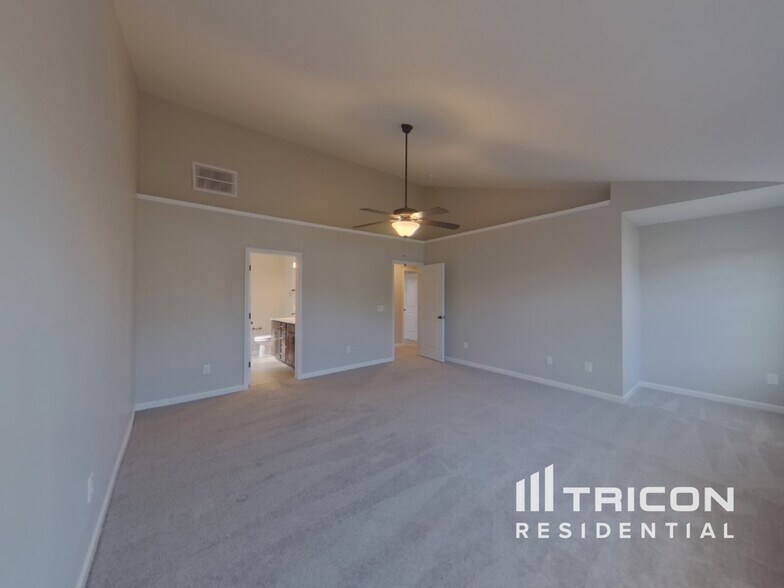 Building Photo - 715 Pollyanna Dr