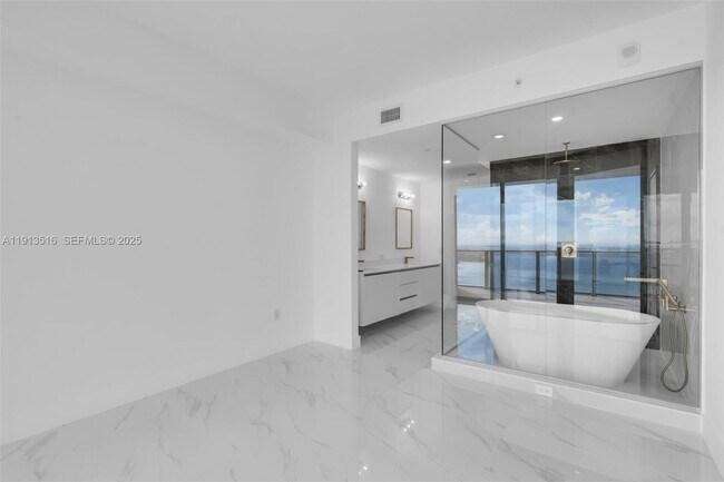 Building Photo - 700 NE 24th St