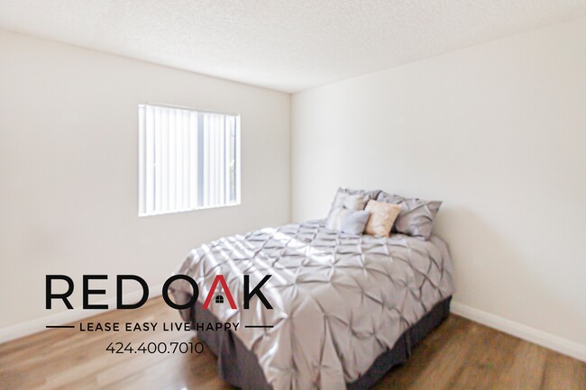 Building Photo - Spacious and Bright One Bedroom with Centr...