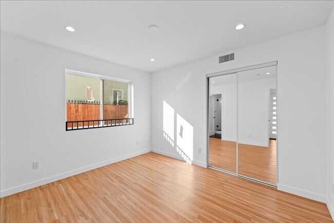 Building Photo - Modern Three Story Apartment!