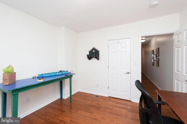 Building Photo - 456 Winona St