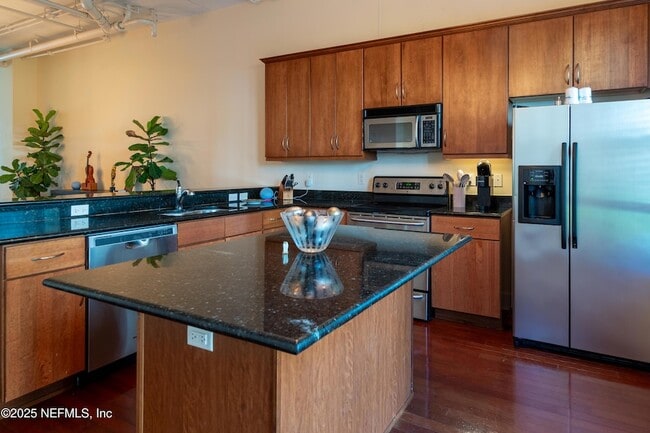 Building Photo - 1661 Riverside Ave