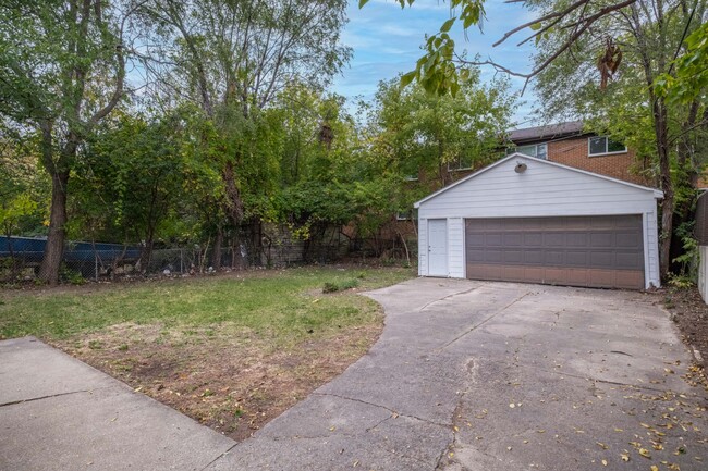 Building Photo - 3 bedroom single family home with detached...