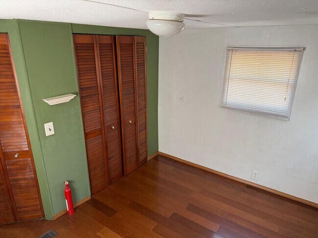 Building Photo - AVAILABLE NOW!