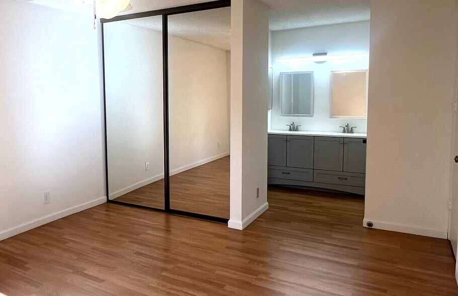 Building Photo - 6000 Canterbury Dr